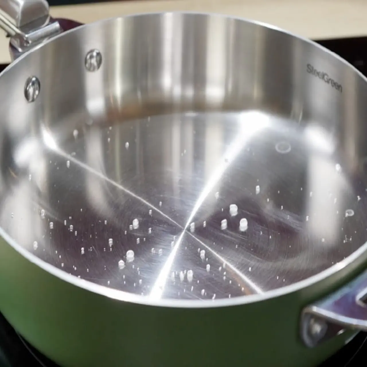Paso 2: Gota de agua formando bola que rueda en sartén de acero — Efecto Leidenfrost