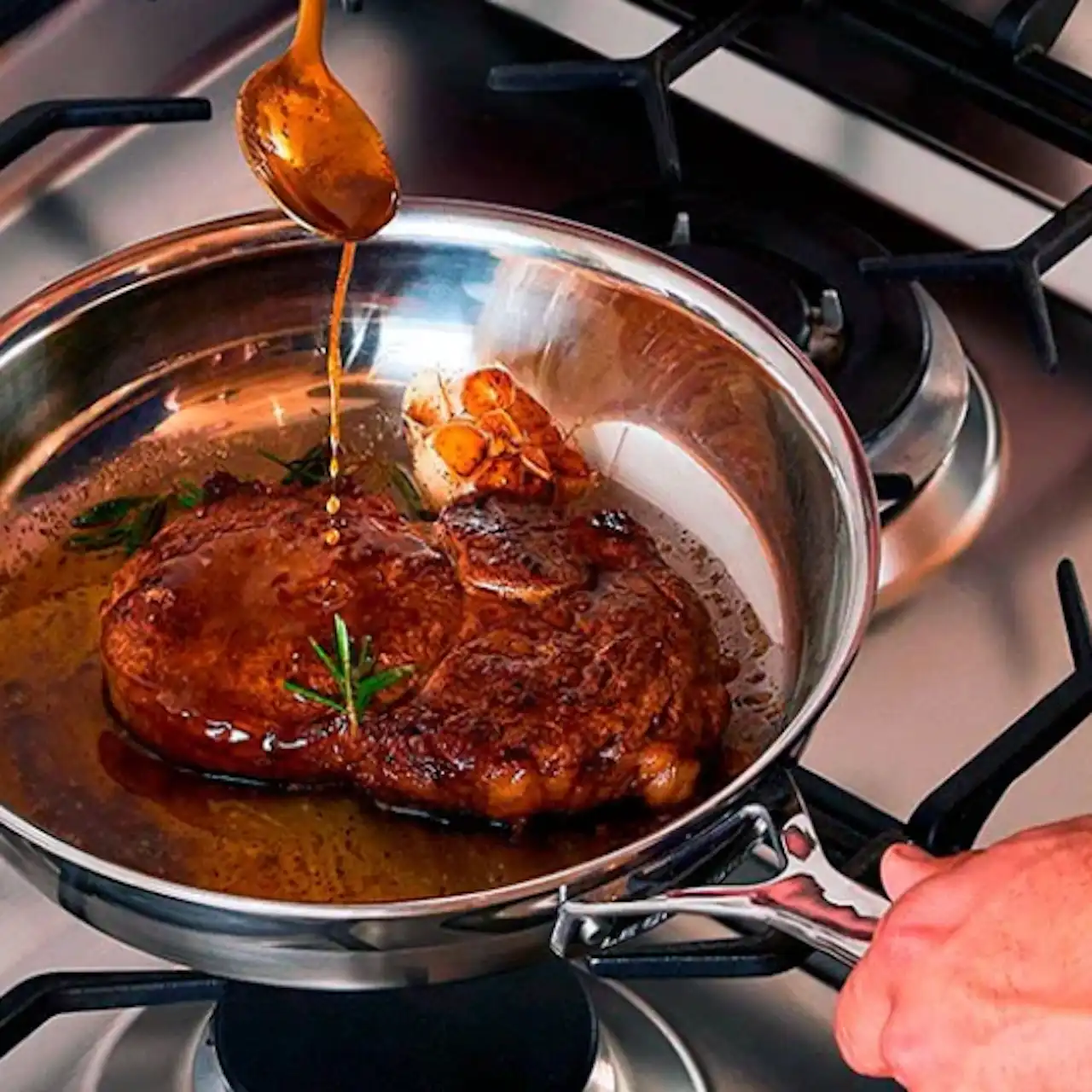 Paso 4: Carne formando costra dorada en sartén de acero inoxidable sin pegarse